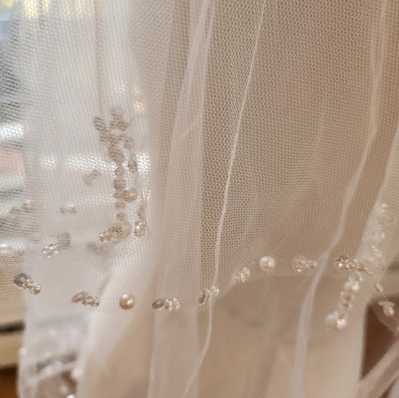 Two tiered elbow length veil with edged beadwork - Picture 5 of 10